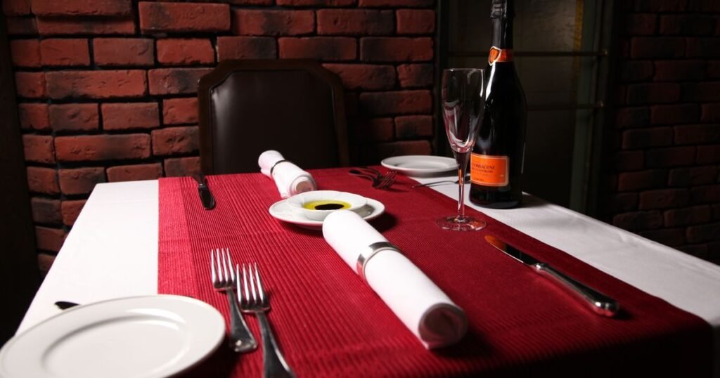 Elegant restaurant table setting with folded linen napkins, Denver restaurant laundry service