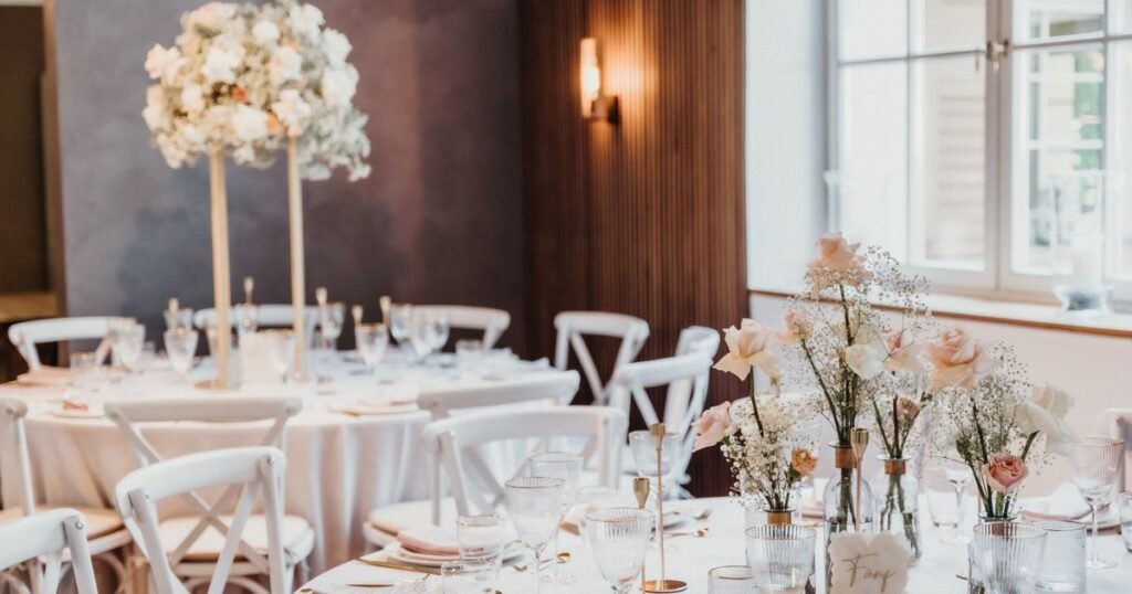 Elegant wedding table with white linens, special-occasion linen laundry service in Denver